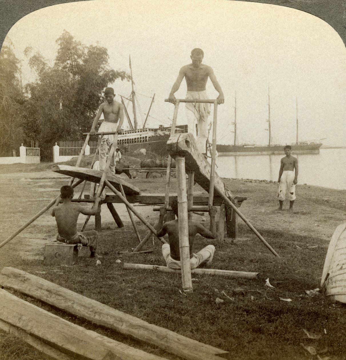 Et filippinsk savværk, Cebu, Filippinerne. af Underwood and Underwood
