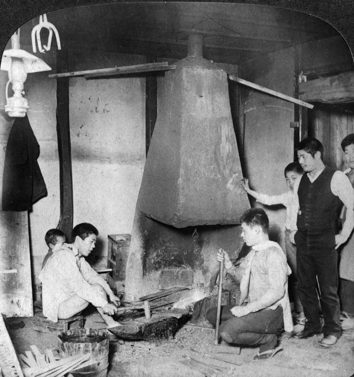 En japansk smed i hans smedje, Yokohama, Japan, 1904. af Underwood and Underwood