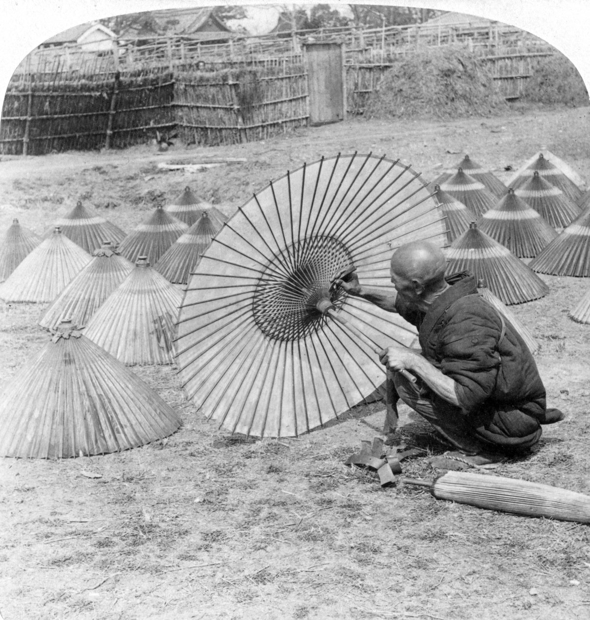 En japansk paraplyproducent, Kobe, Japan, 1896. af Underwood and Underwood