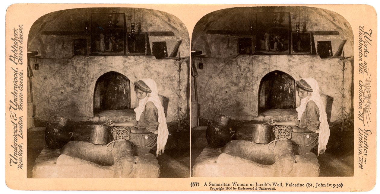 En samaritansk kvinde ved Jacobs Well, Palæstina, 1900. af Underwood and Underwood