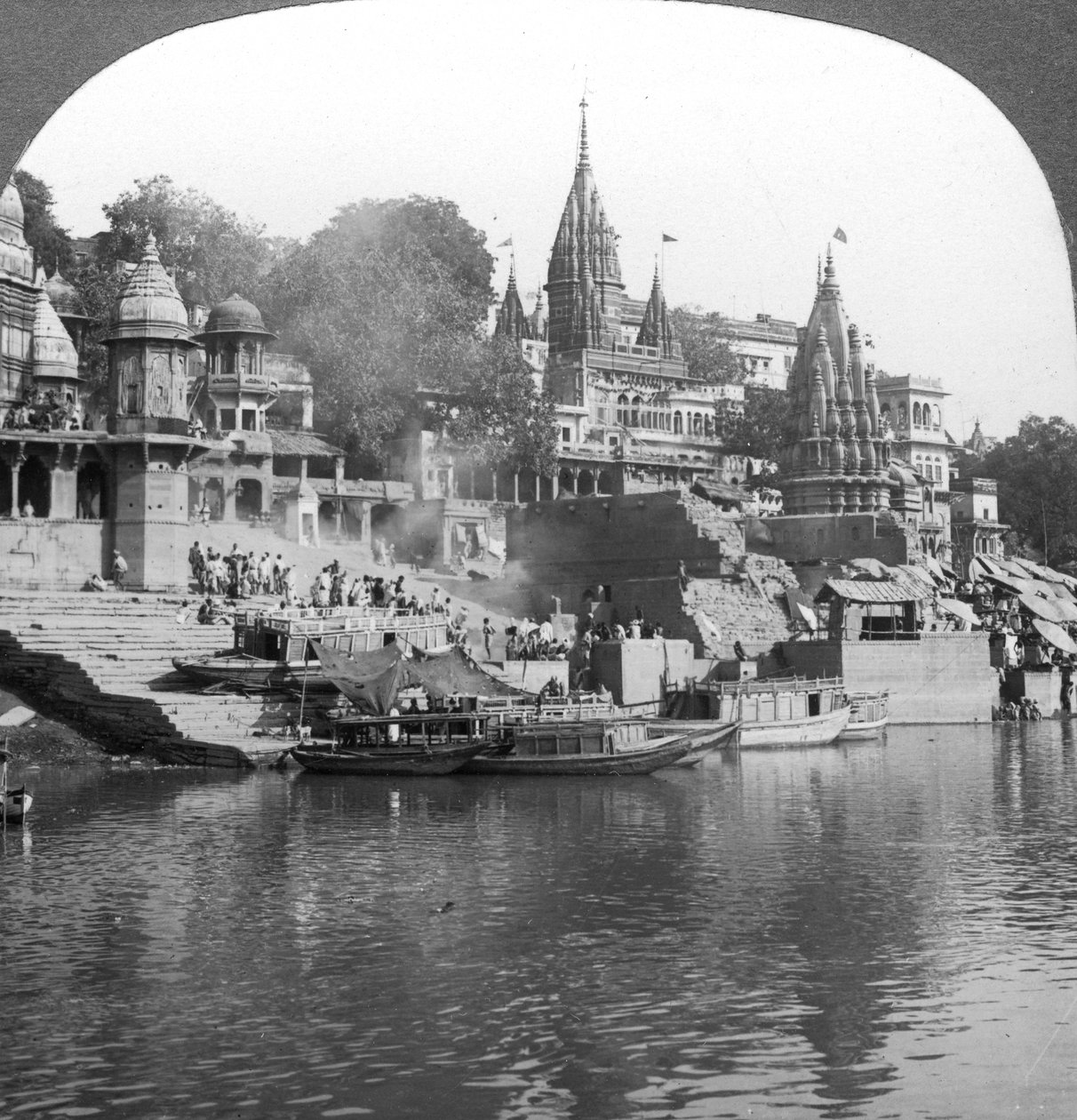 En brændende ghat på Ganges ved Benares Varanasi, Indien, 1900-tallet. af Underwood and Underwood