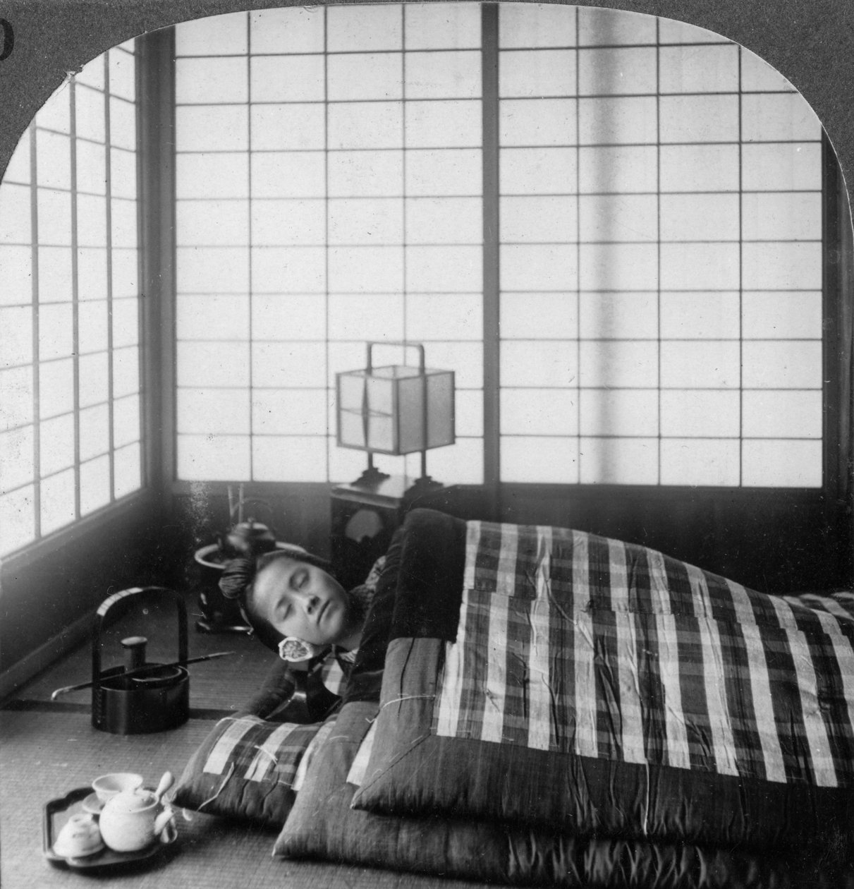 En geisha, der sover i et tehus, Hikone, Japan, 1904. af Underwood and Underwood