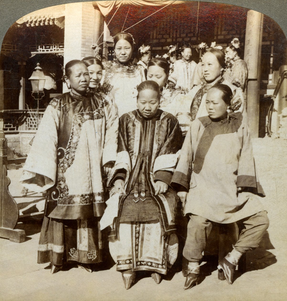 En gruppe kvinder i gården til et velhavende kinesisk hus, Peking, Kina, 1902 af Underwood and Underwood