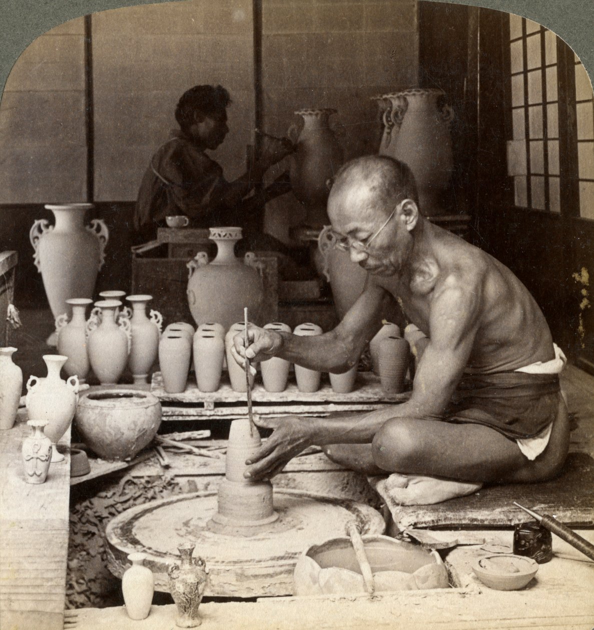 En keramiker og hans hjul, der laver en vase af Awata-porcelæn, Kinkosan-værker, Kyoto, Japan, 1904 af Underwood and Underwood