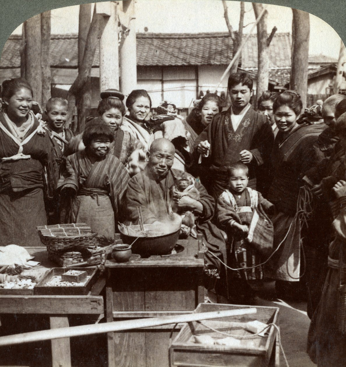 En gadekunstner med en abe, der morer publikum, Kobe, Japan, 1896. af Underwood and Underwood