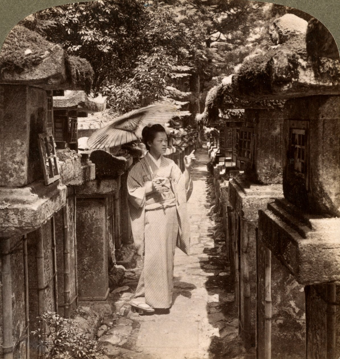 En kvindelig Shinto-tilhænger, der tæller stenlanternerne, Kasuga-helligdommen, Nara, Japan, 1904. af Underwood and Underwood