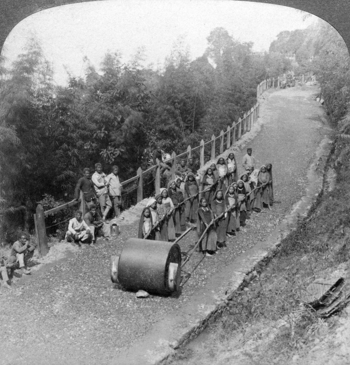 Et kvindeligt arbejdshold på Darjeeling-motorvejen, Indien, 1903. af Underwood and Underwood