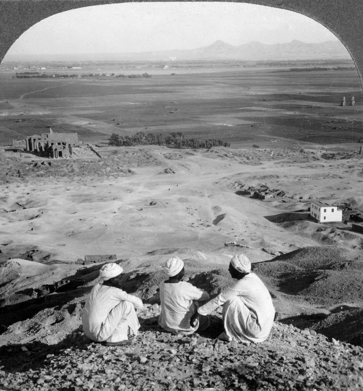 På tværs af Theben-sletten og forbi Memnon-statuerne fra klipperne, Egypten, 1905. af Underwood and Underwood