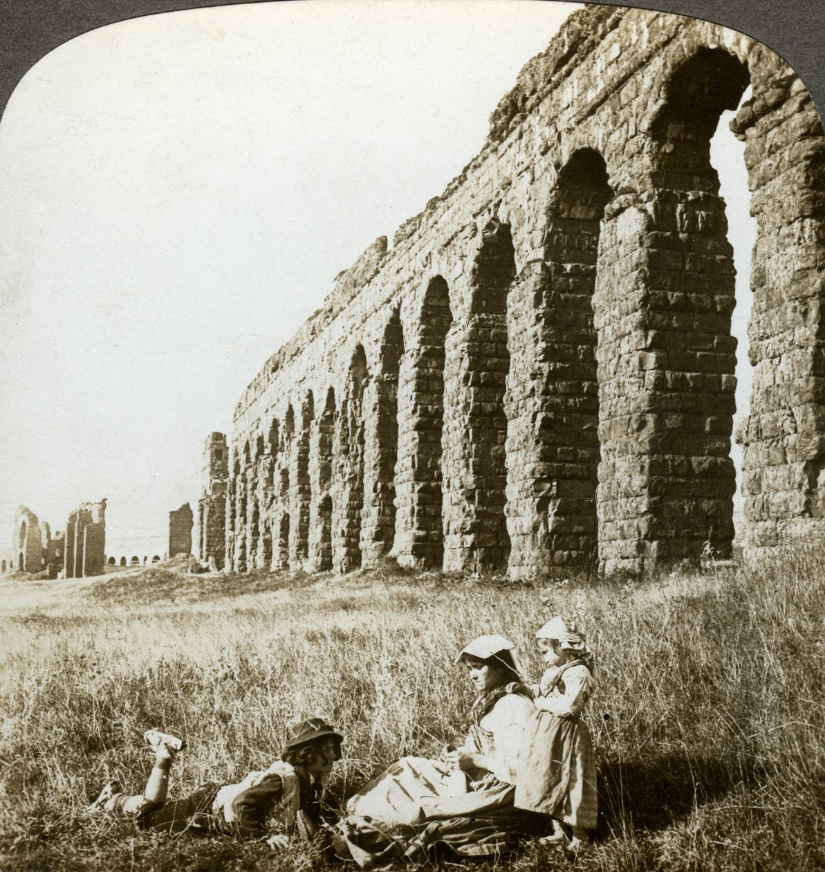 Akvædukt af Claudius og Campagna, Rom, Italien. af Underwood and Underwood