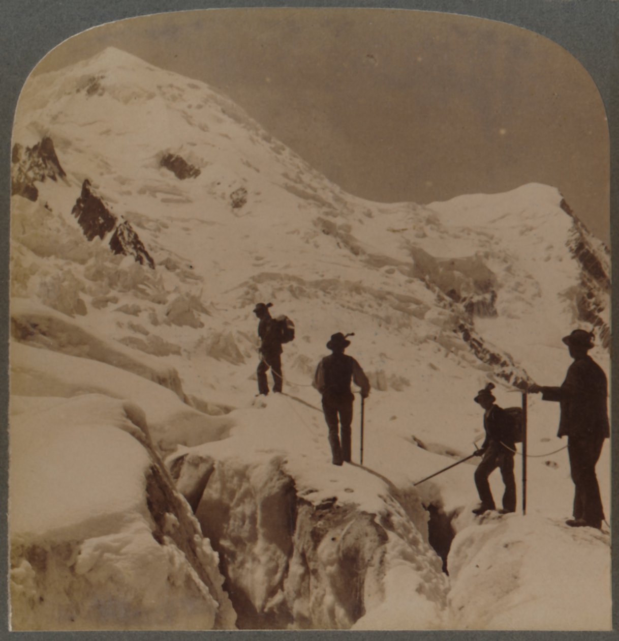 Bestigning af Mt. Blanc - krydser Bossons Glacier - Grands Mulets på afstand, Alperne, 1901. af Underwood and Underwood