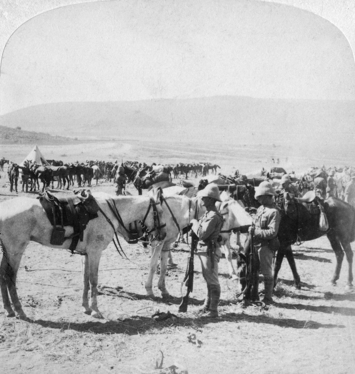 Australske monterede rifler efter en træfning ved Modder-floden, Sydafrika, 12. januar 1900. af Underwood and Underwood