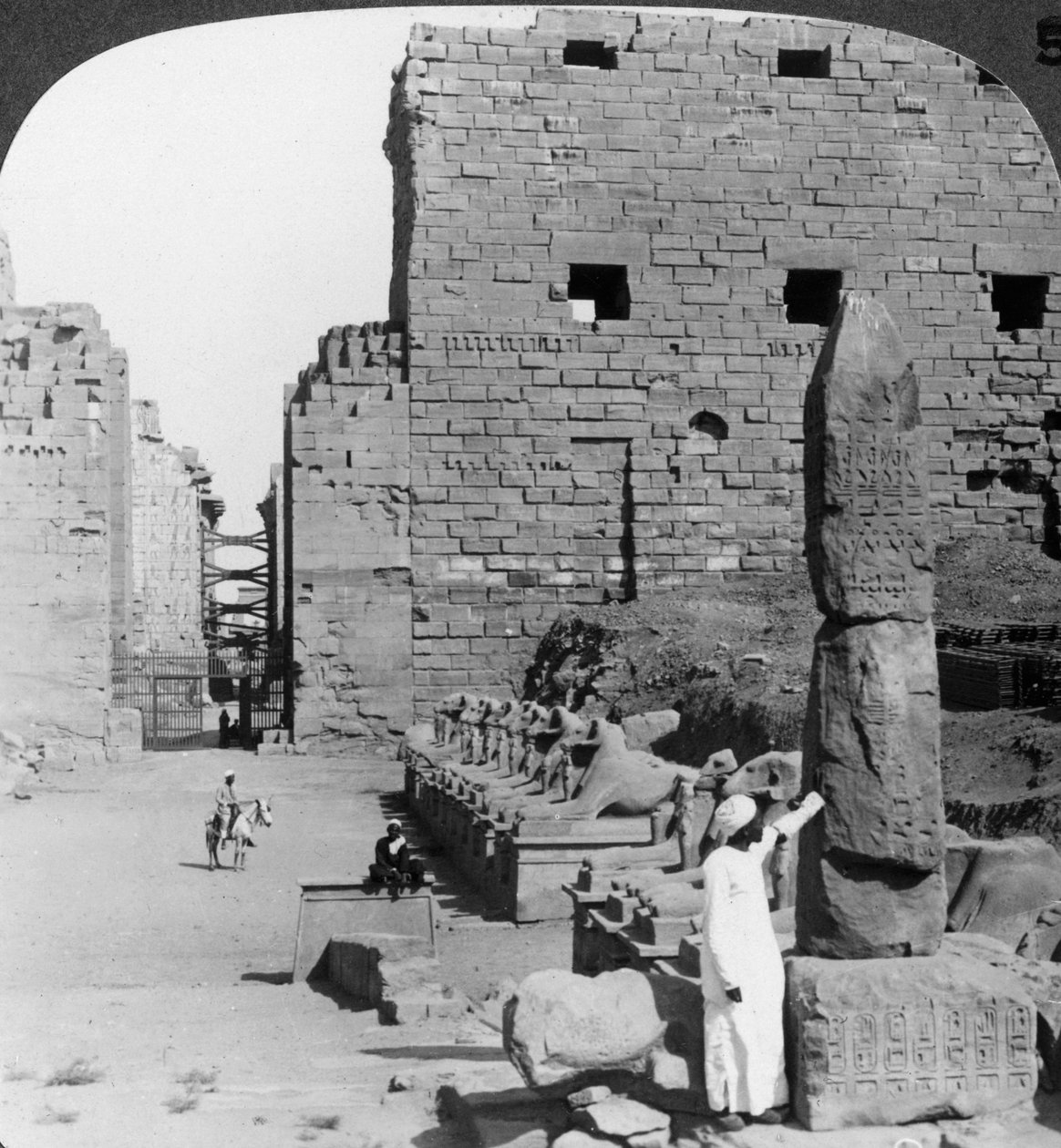 Avenue af hellige billeder efter udgravning, Karnak, Theben, Egypten, c1900 af Underwood and Underwood