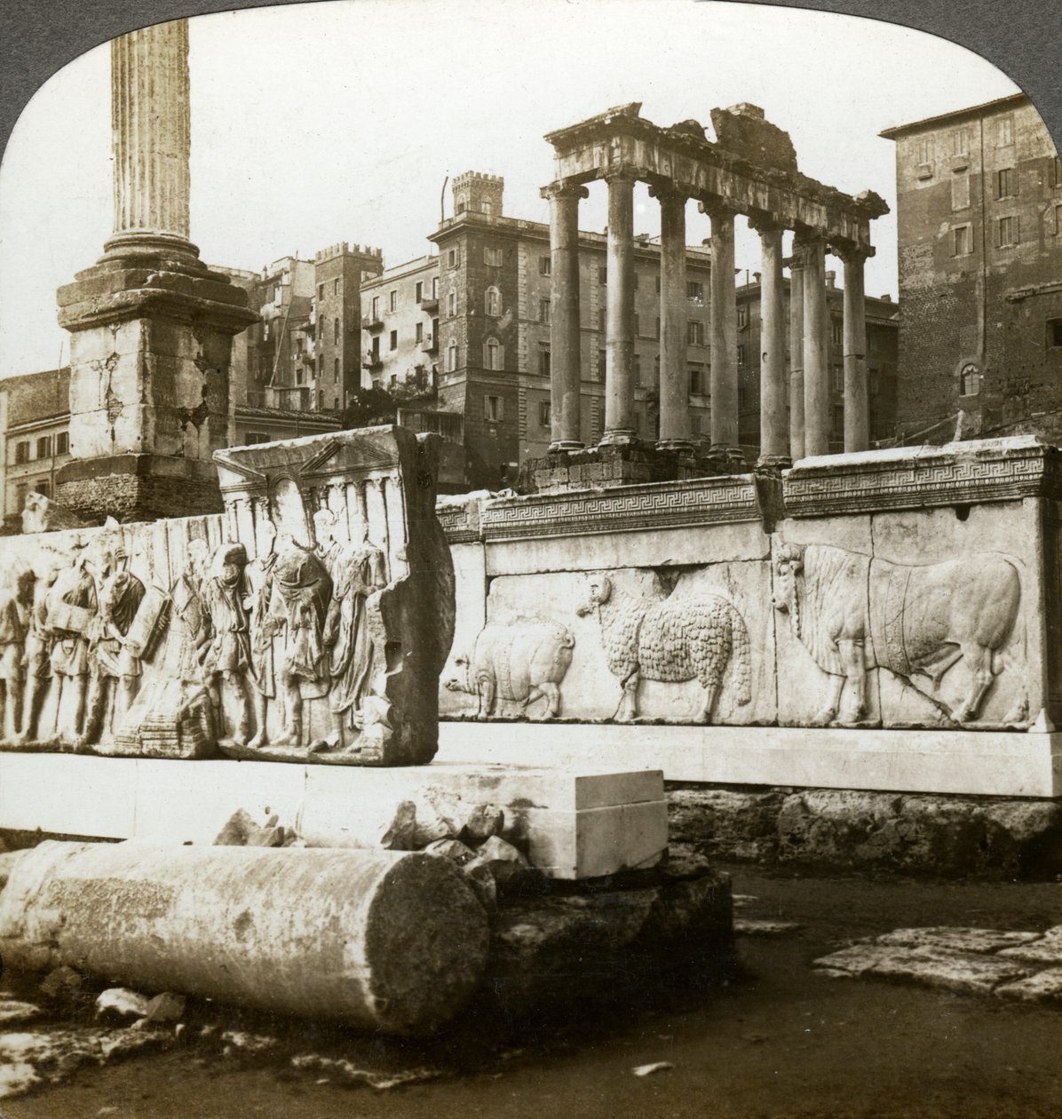 Basrelieffer af Trajan og Phocas-søjlen i Forum, Rom, Italien. af Underwood and Underwood