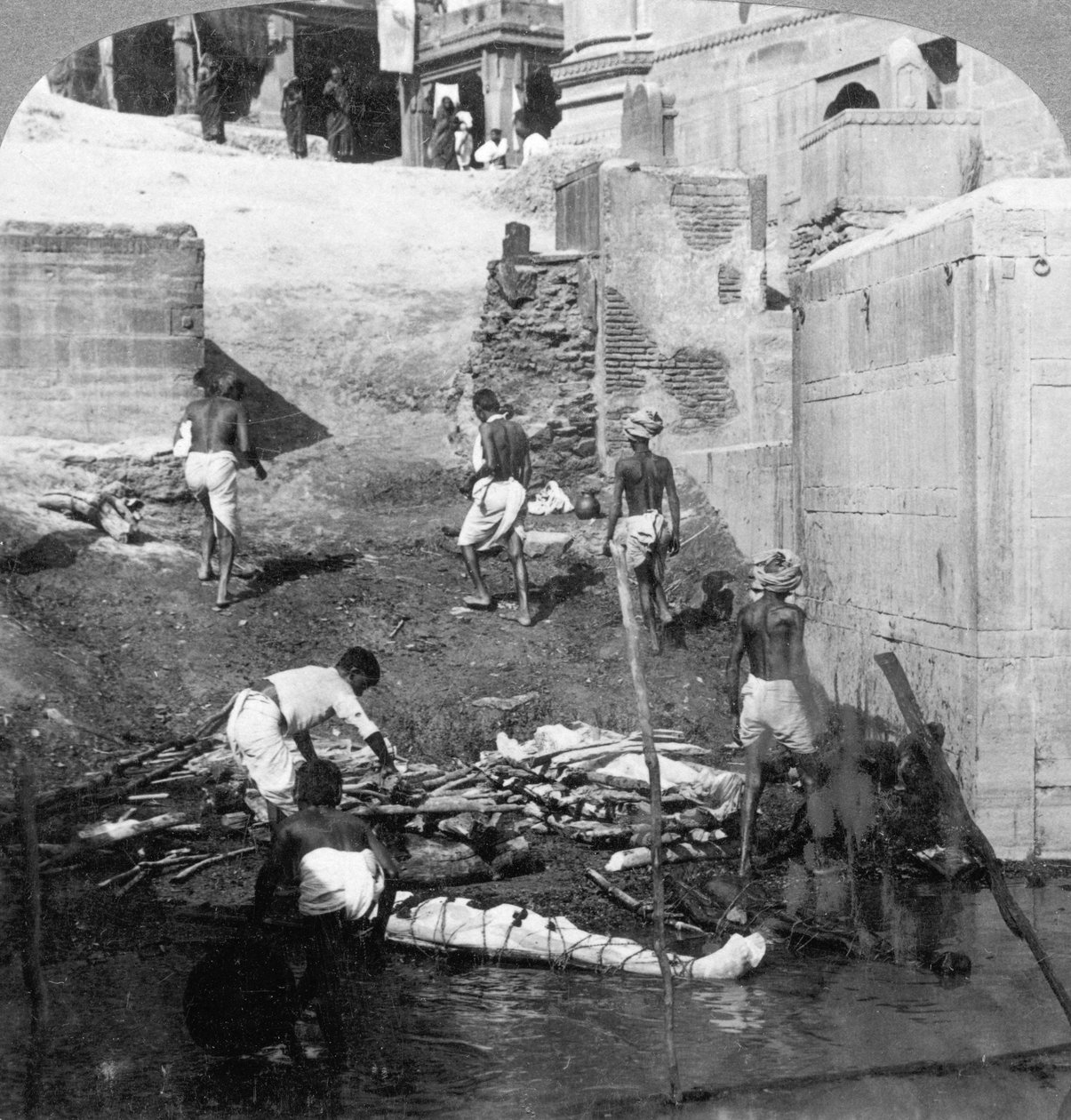 Badning og brænding af hinduistiske døde, Benares Varanasi, Indien 1903. af Underwood and Underwood