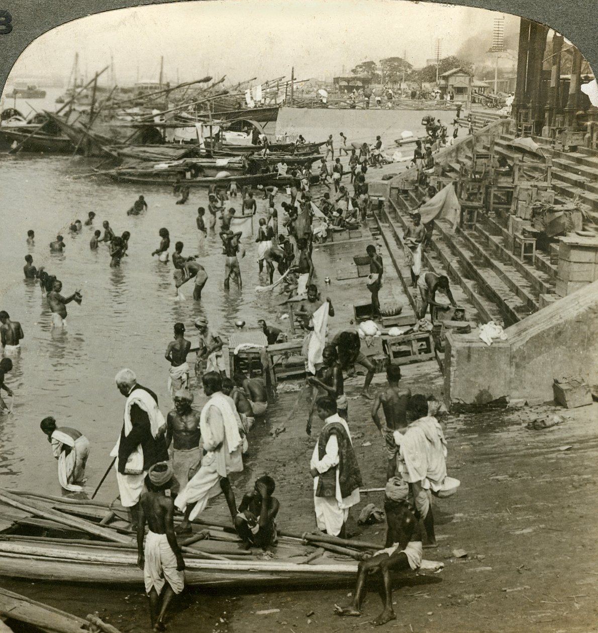 Badning ved en Ghat på Ganges, Calcutta, Indien, omkring 1900-tallet. af Underwood and Underwood