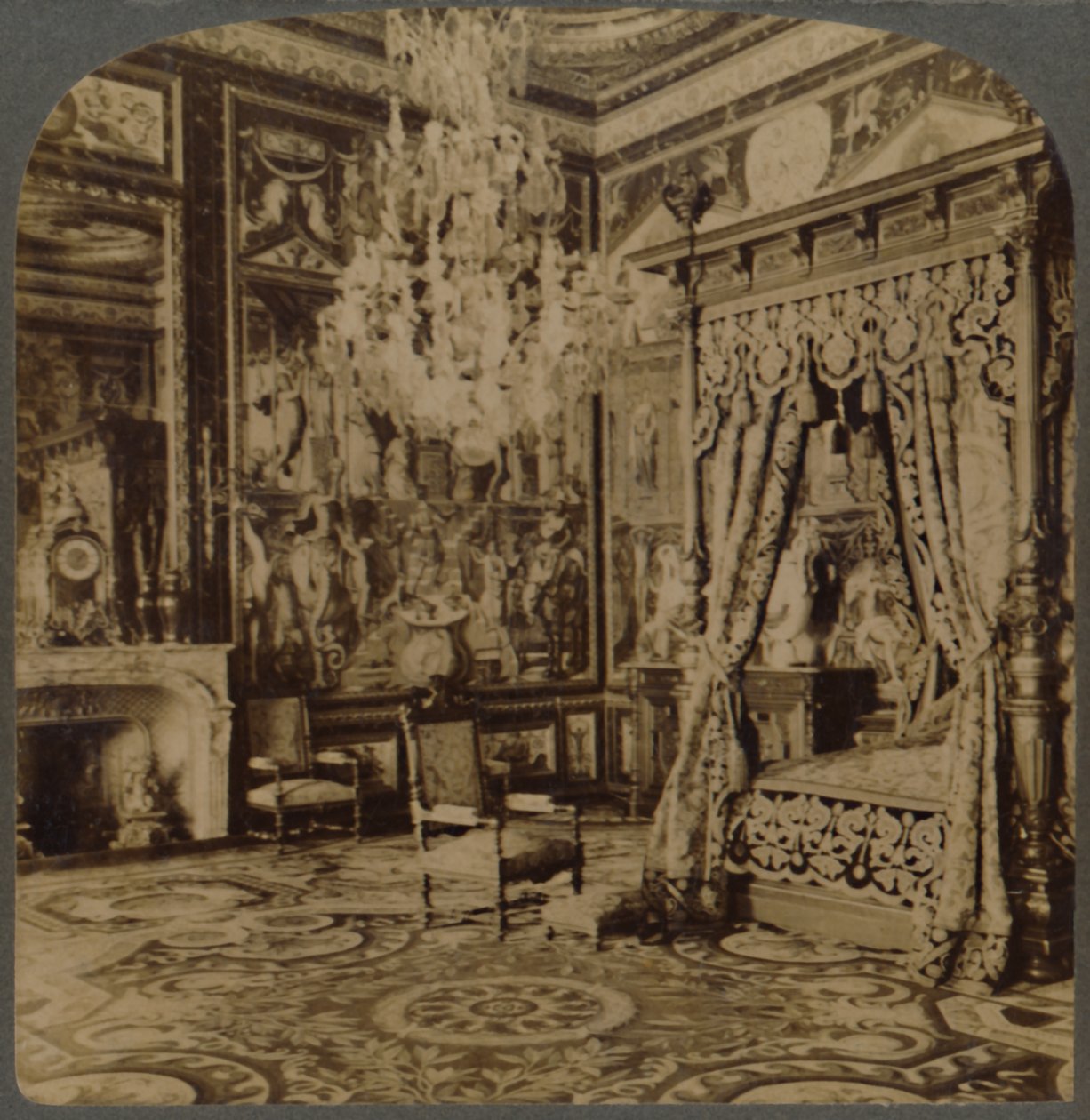 Soveværelse af Catherine de Medicis, Palace of Fontainebleau, Frankrig, 1901. af Underwood and Underwood