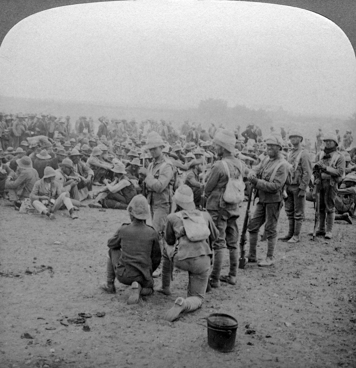 Boerfanger hviler på vejen fra Paardeberg til Modder River, Sydafrika, 1900-1902. af Underwood and Underwood