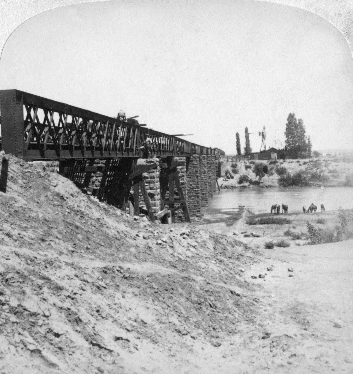 Bro over Modder-floden, Sydafrika, 21. februar 1900. af Underwood and Underwood