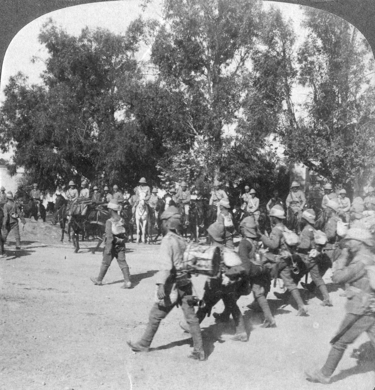 Britiske befalingsmænd gennemgår tropper på vej ind i Kroonstadt, Sydafrika, Boer War, 1901 af Underwood and Underwood