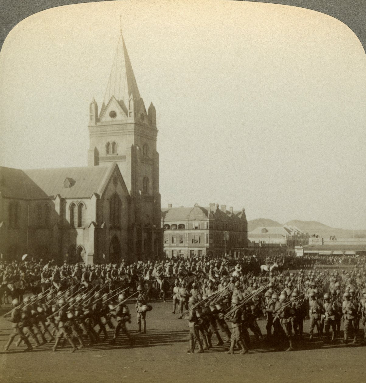 Britiske soldater anmeldt af Lord Roberts, Public Square, Pretoria, Sydafrika, Boer War, 1900. af Underwood and Underwood