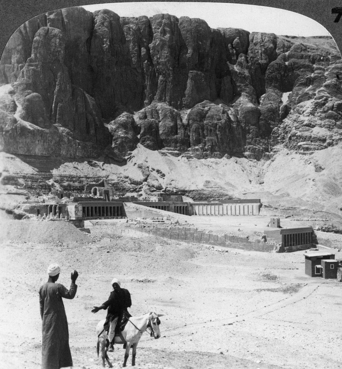 Begravet i evigheder - søjleterrasser af templet ved Deir-el-Bahri, Theben, Egypten, 1905. af Underwood and Underwood