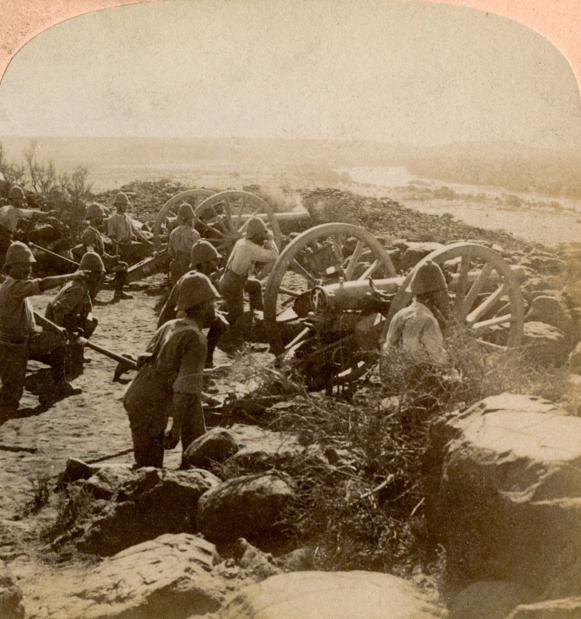 Cape Garrison-artilleri gør det varmt for boerne over Modder-floden, Sydafrika, 1900 af Underwood and Underwood