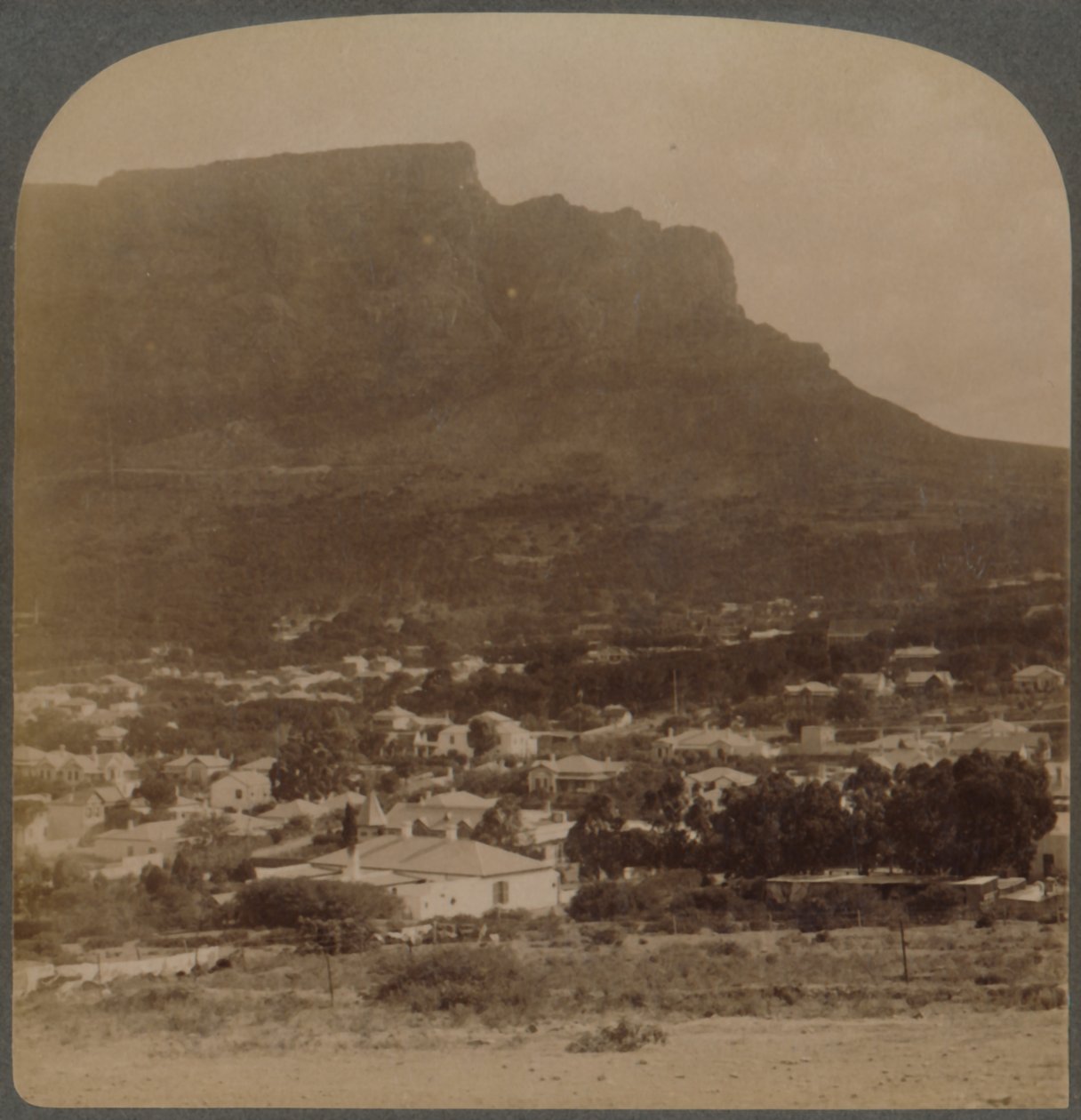 Cape Town og Taffelbjerget, vest for foden af Signal Hill, Sydafrika, 1902. af Underwood and Underwood