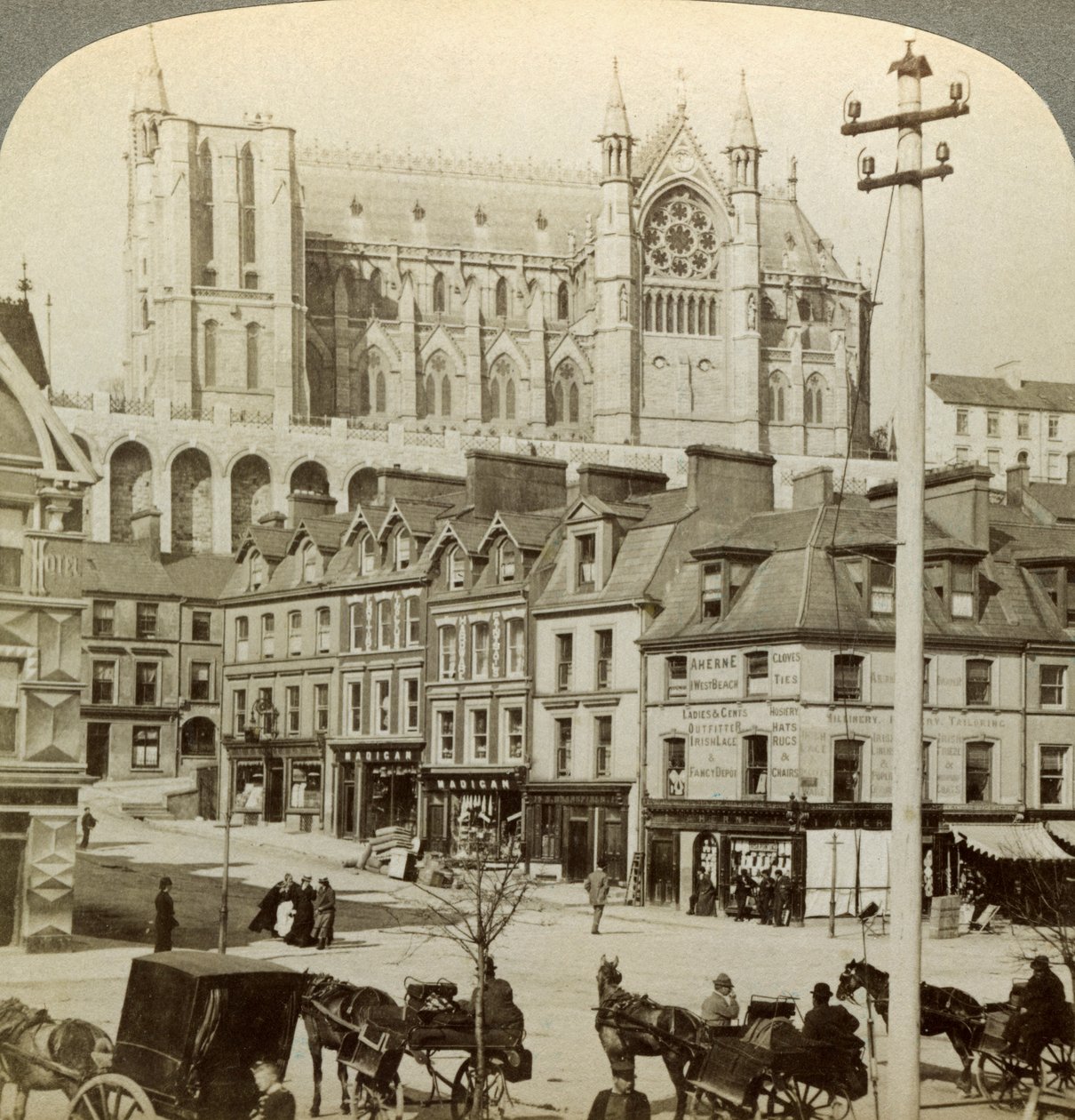 Cathedral and Main Street, Queenstown, Irland, ca. slutningen af det 19. århundrede. af Underwood and Underwood