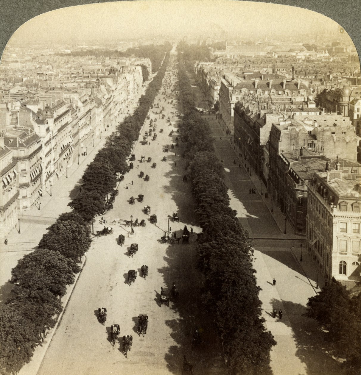 Champs Elysees fra Triumfbuen, Paris, Frankrig, 1800-tallet. af Underwood and Underwood