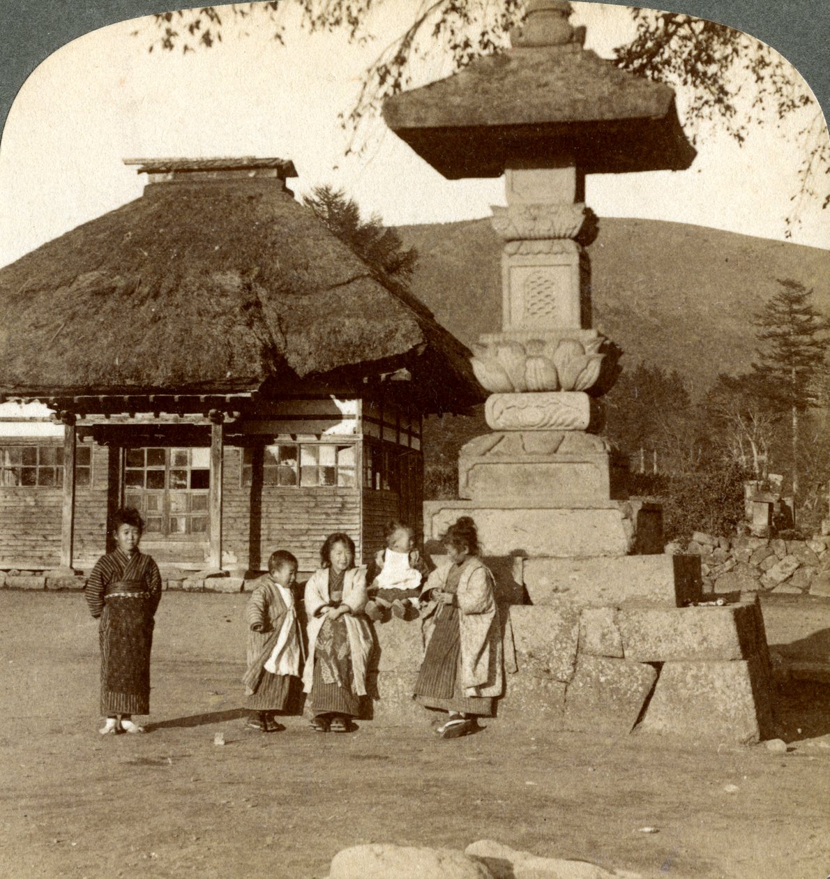 Børn på legepladsen i en landsbyskole, Japan, 1904 af Underwood and Underwood