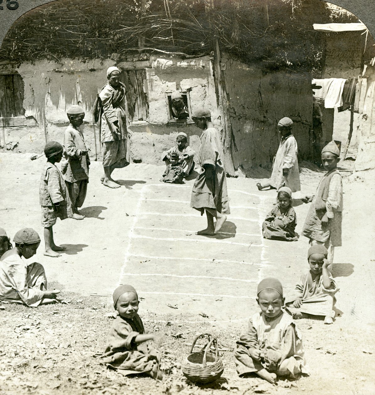 Børn leger hopscotch, Kashmir, Indien, c1900-tallet. af Underwood and Underwood