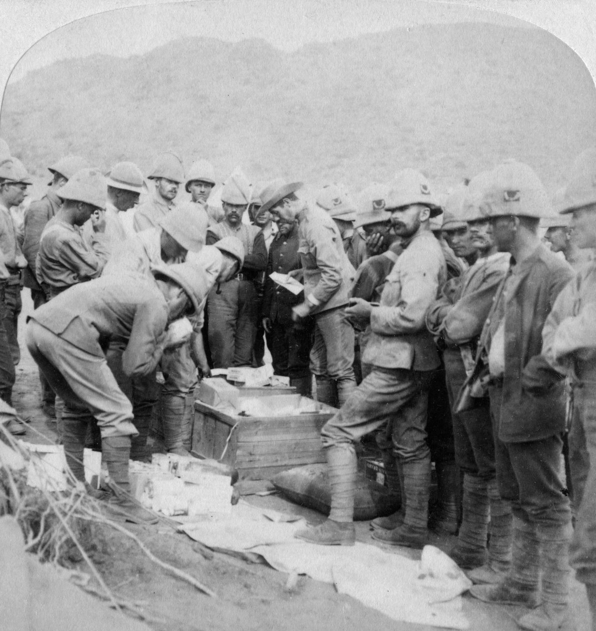 Julegaver hjemmefra til tropperne med Methuen ved Modder River, Sydafrika, 1900. af Underwood and Underwood