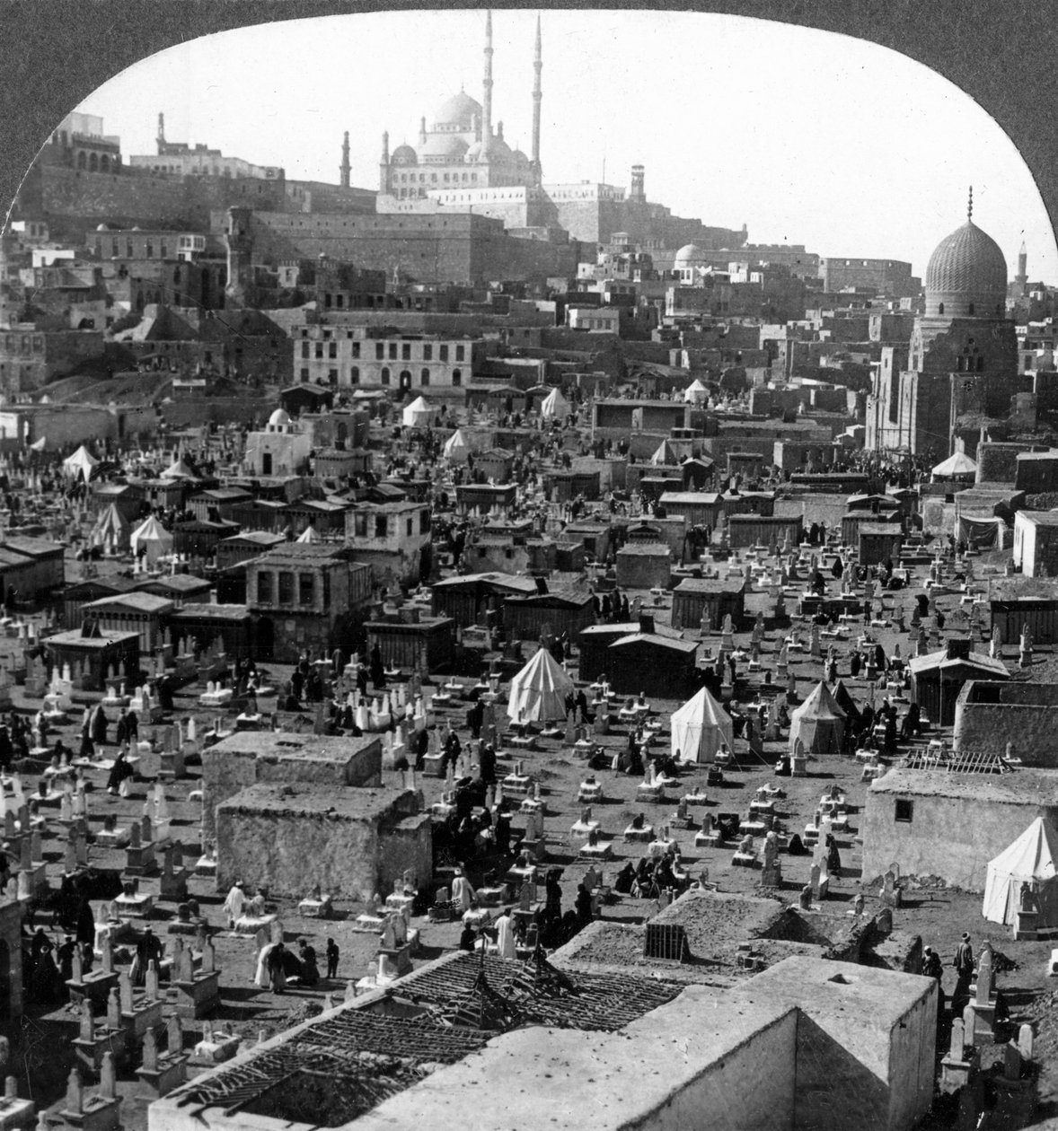 Citadellet og Mohammed Ali-moskeen ud over Bab-el-Wezir kirkegård, Kairo, Egypten, 1905. af Underwood and Underwood