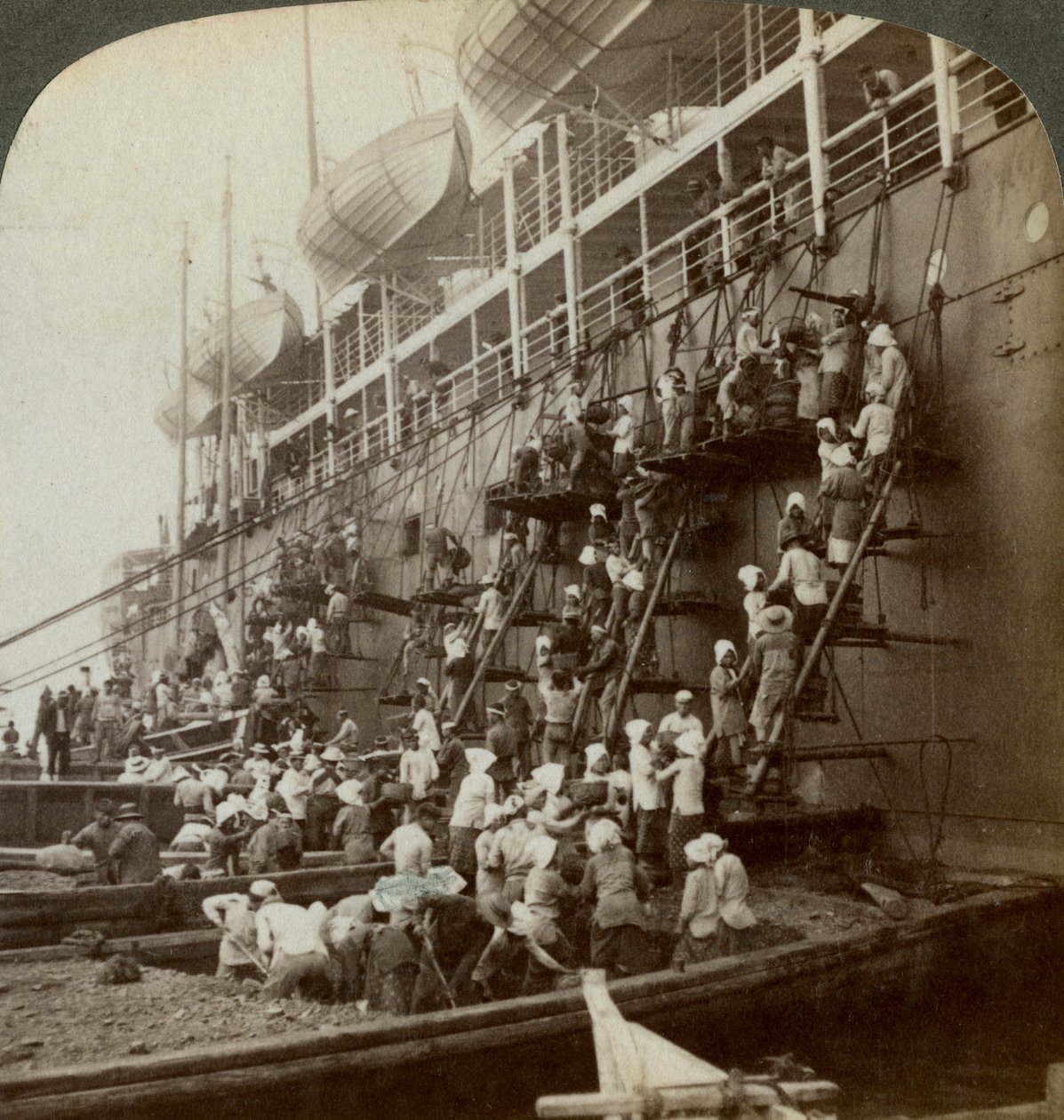 Kulle Stillehavsposten SS Siberia, ved den befæstede flådestation i Nagasaki, Japan, 1904 af Underwood and Underwood