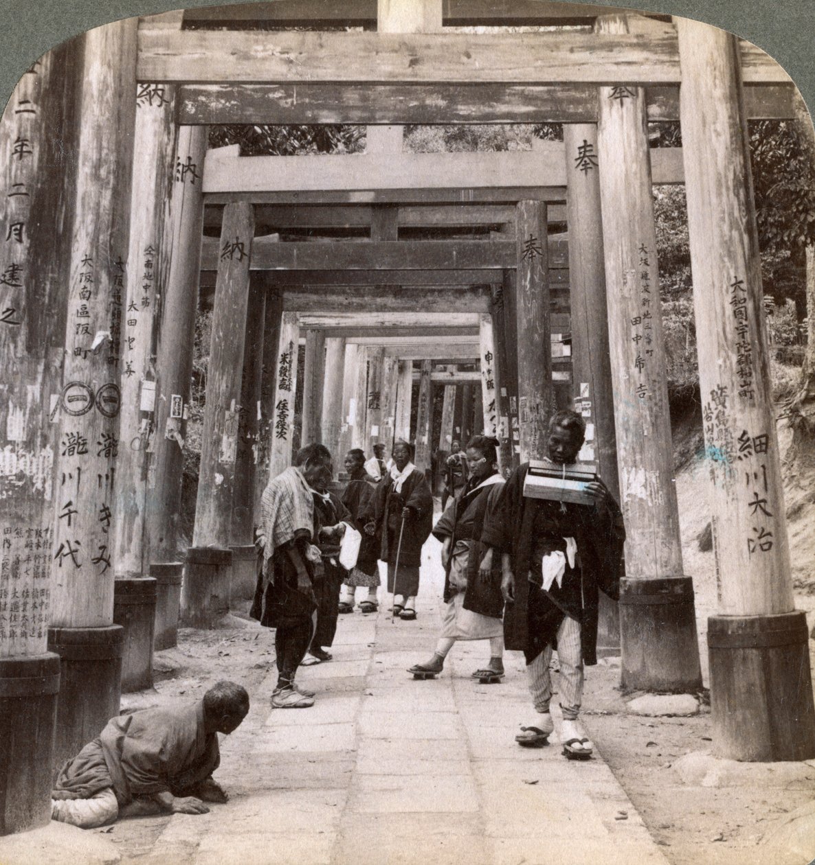 Kommer og går under lange rækker af hellige torii, Shinto-templet i Inari, Kyoto, Japan, 1904 af Underwood and Underwood