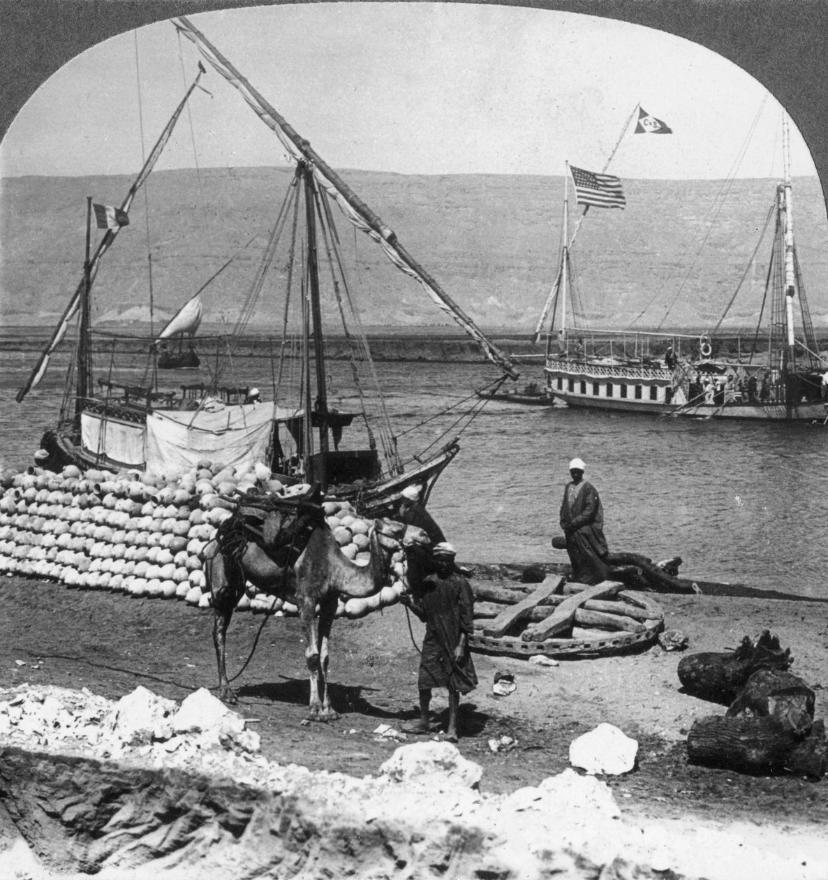 Dahabiyehs på floden klar til en Nil-rejse, Egypten, 1905. af Underwood and Underwood