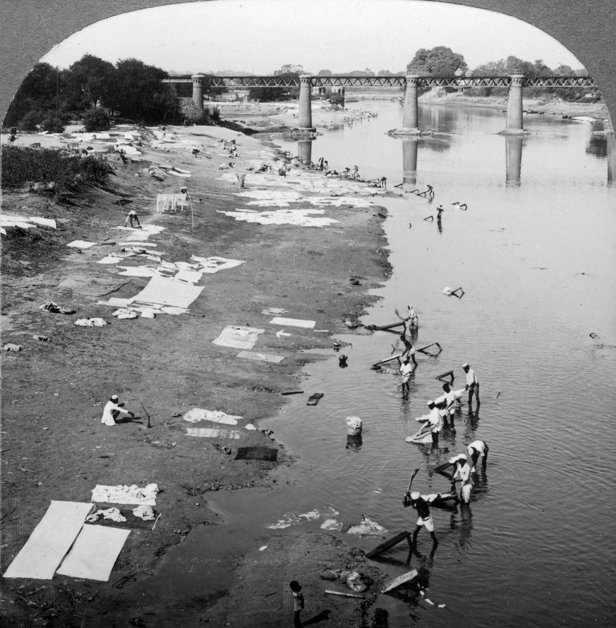 Dobbies vasker tøj i Gomti-floden, nær Lucknow, Indien, 1900-tallet. af Underwood and Underwood