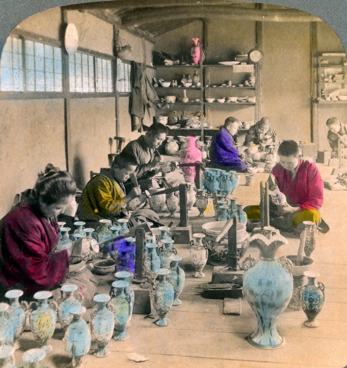 Udsmykning af Awata-porcelænsvarer i det berømte Kinkosan-værk, Kyoto, Japan, 1904 af Underwood and Underwood