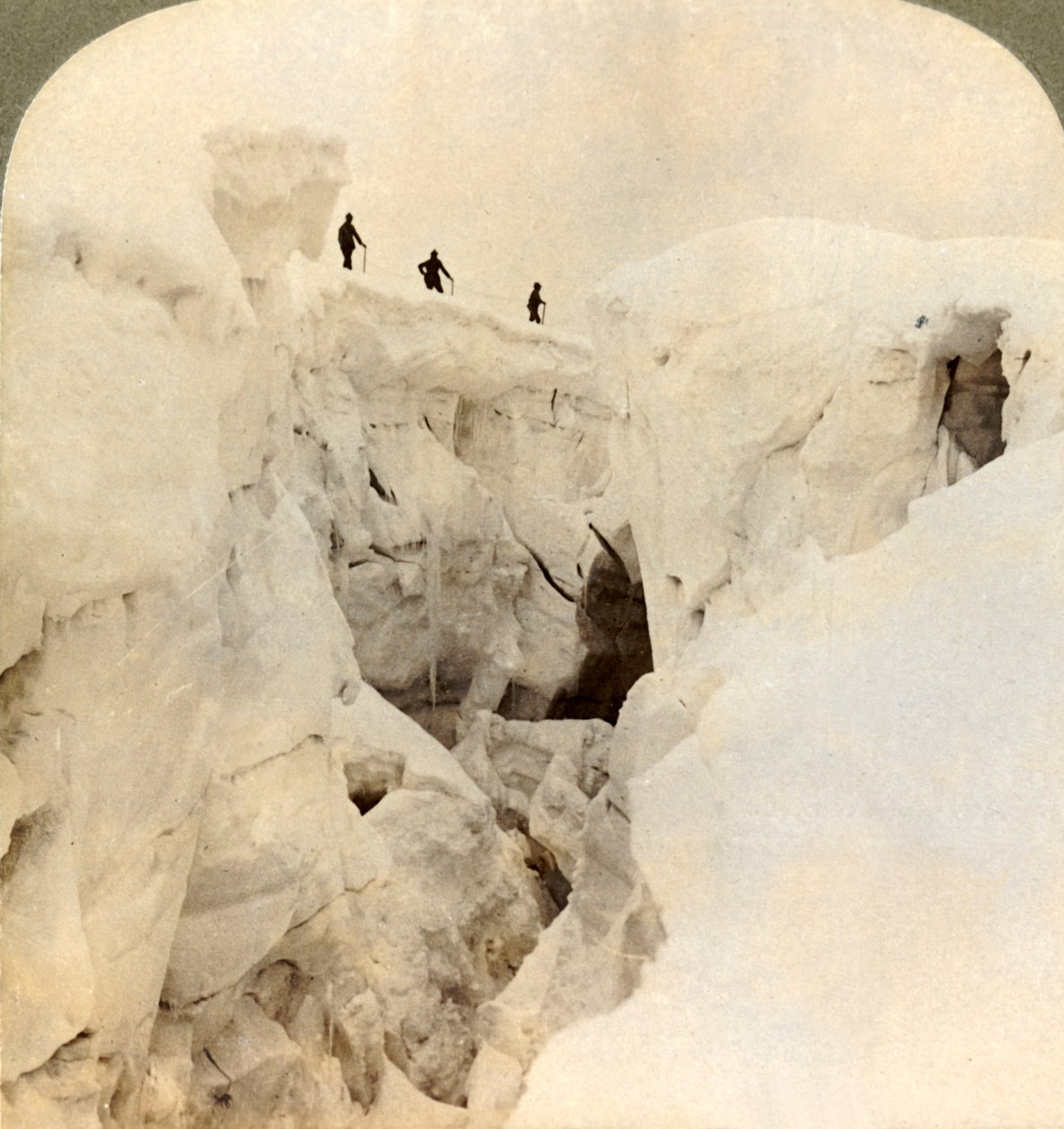 Nedstigning fra Mt. Blanc - enorme sprækker nær toppen, Alperne, 1901. af Underwood and Underwood