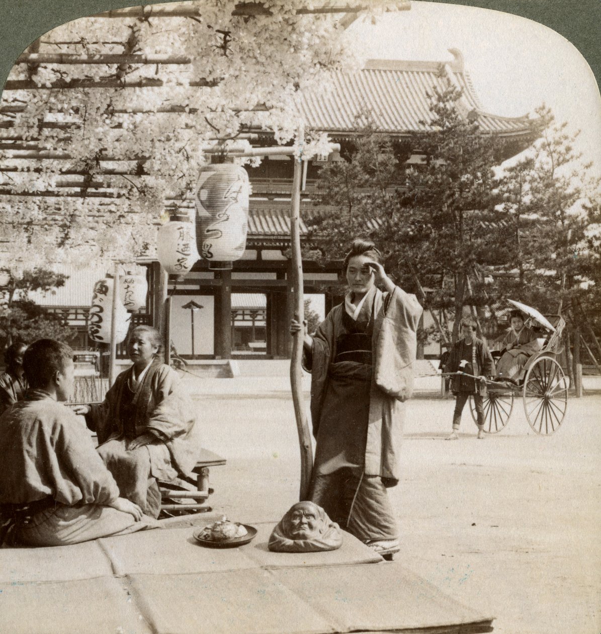 Nedhængende klynger af blåregn over en tehusveranda, Kyoto, Japan, 1904 af Underwood and Underwood