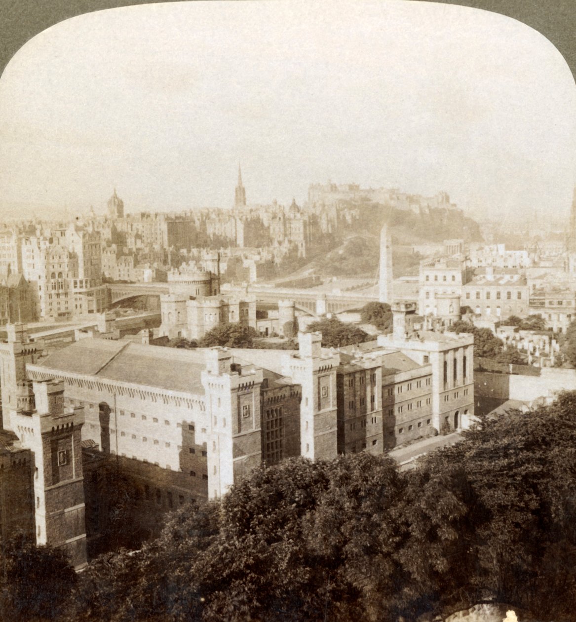 Edinburgh, fra Calton Hill, S.W. til slottet, over gammel gravplads, Skotland, 1902. af Underwood and Underwood