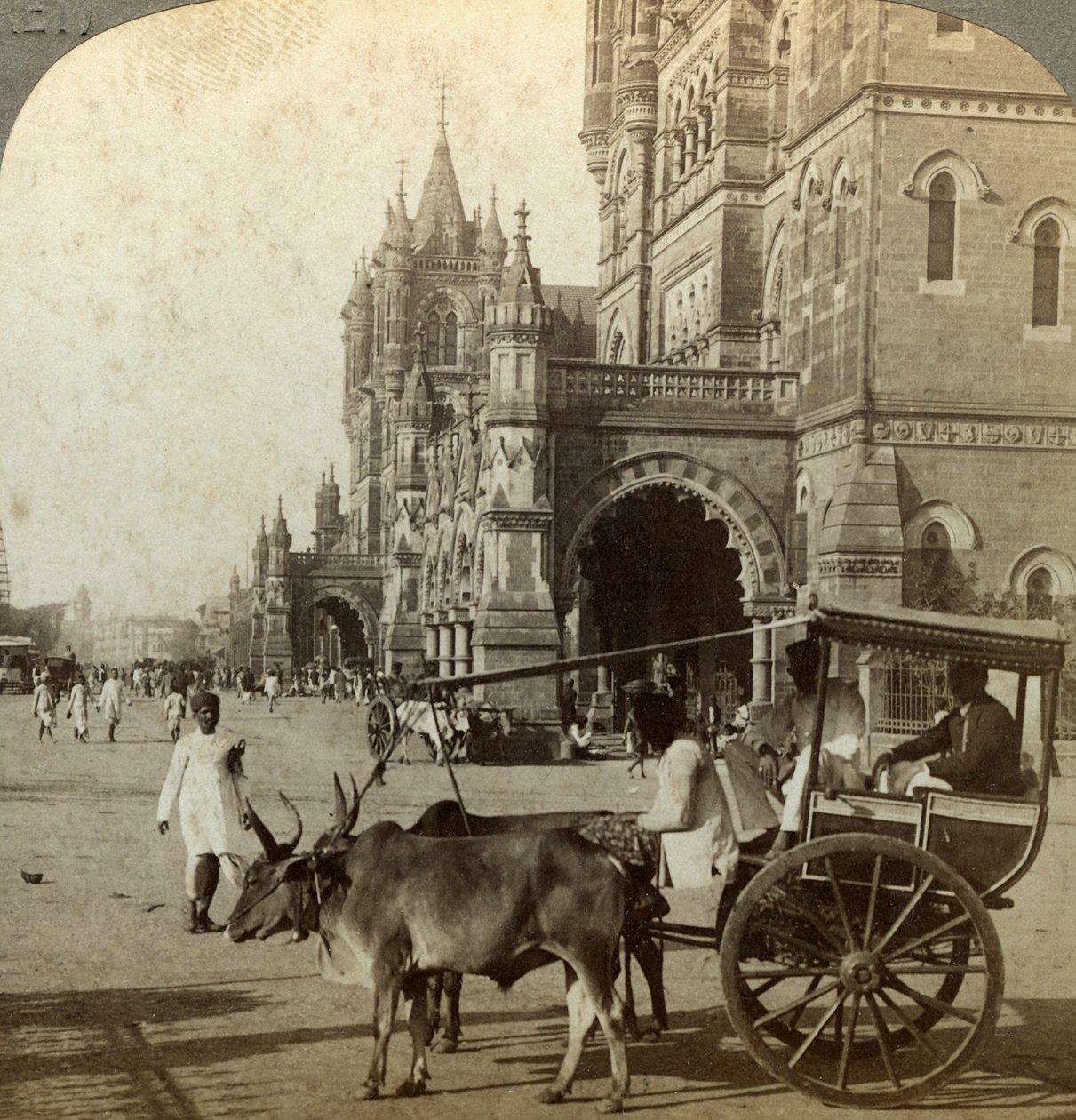 Ekka, uden for Victoria Station, Bombay, Indien, omkring 1900-tallet. af Underwood and Underwood