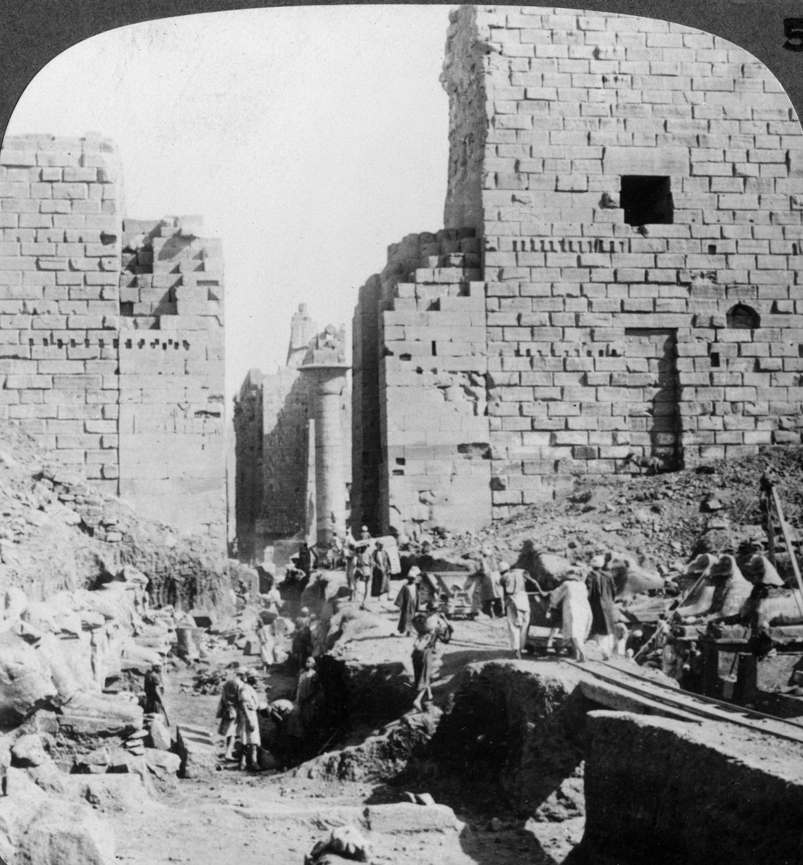 Udgravning af en allé til Karnak-templet, Theben, Egypten, 1905. af Underwood and Underwood