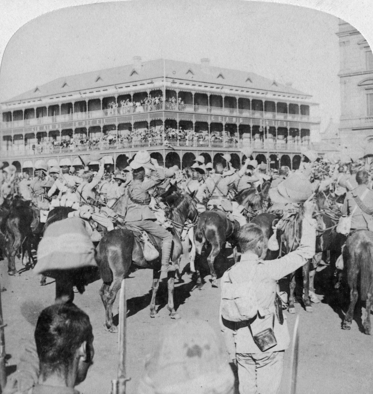 Feltmarskal Lord Roberts og stab jubler over dronningen, Pretoria, Sydafrika, 5. juni 1900. af Underwood and Underwood