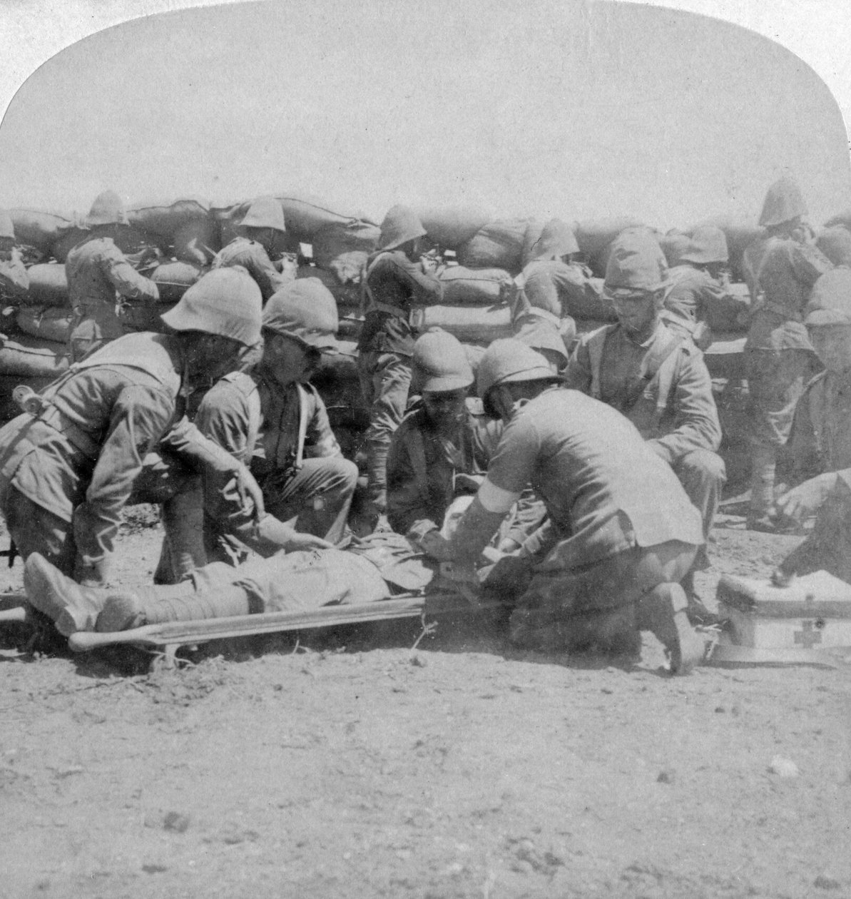 Førstehjælp til en såret fusilier, Honey Nest Kloof Battle, Boer War, Sydafrika, februar 1900. af Underwood and Underwood