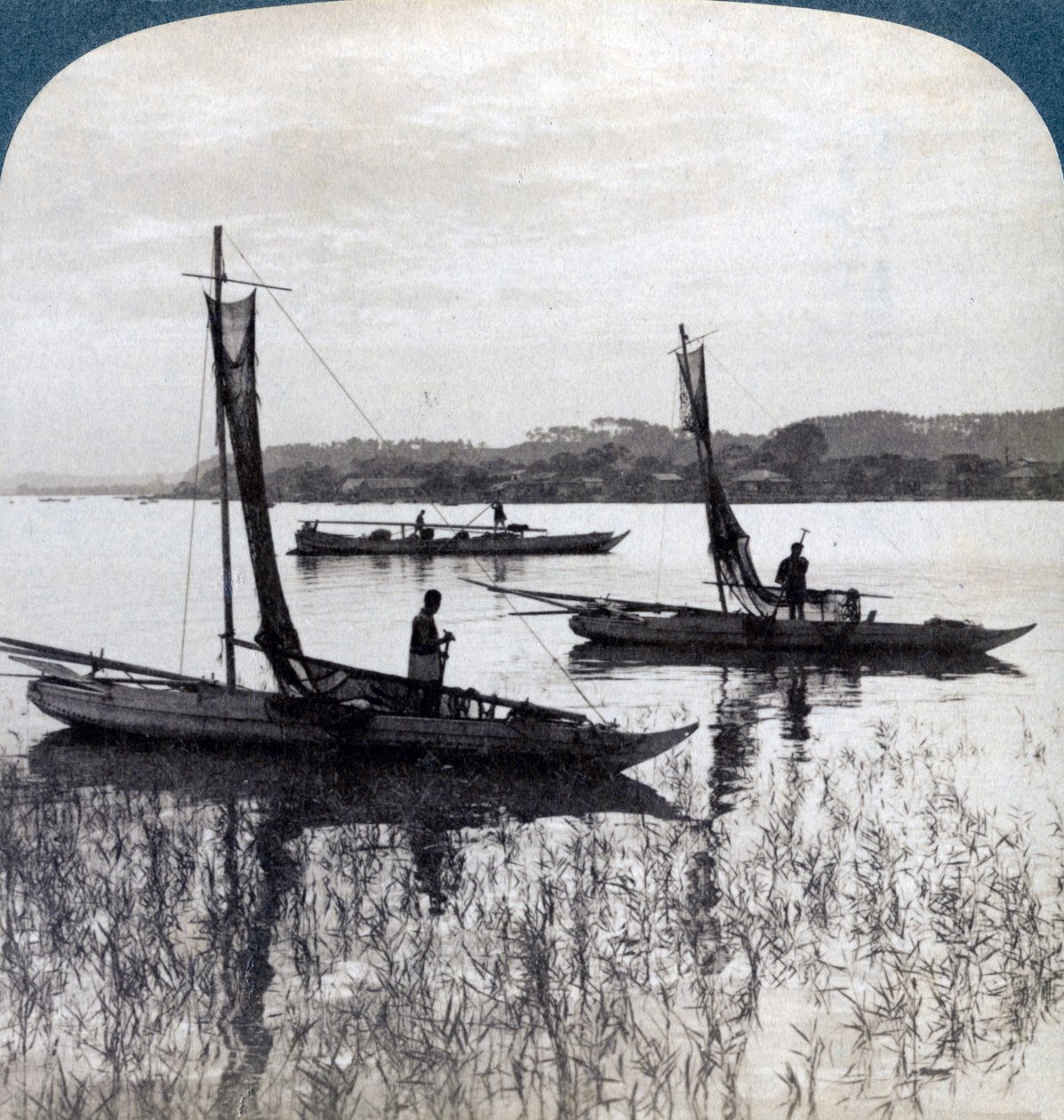 Fiskerbåde kommer hjem ved solnedgang, nær Yokohama, Japan, 1904. af Underwood and Underwood