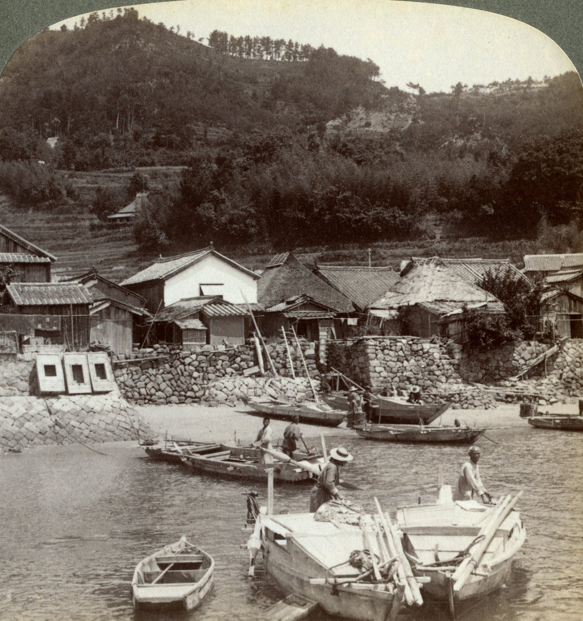Fiskerlandsbyen Obatake ved Indlandshavet med udsigt mod nord til de terrasserede rismarker, Japan, 1904 af Underwood and Underwood