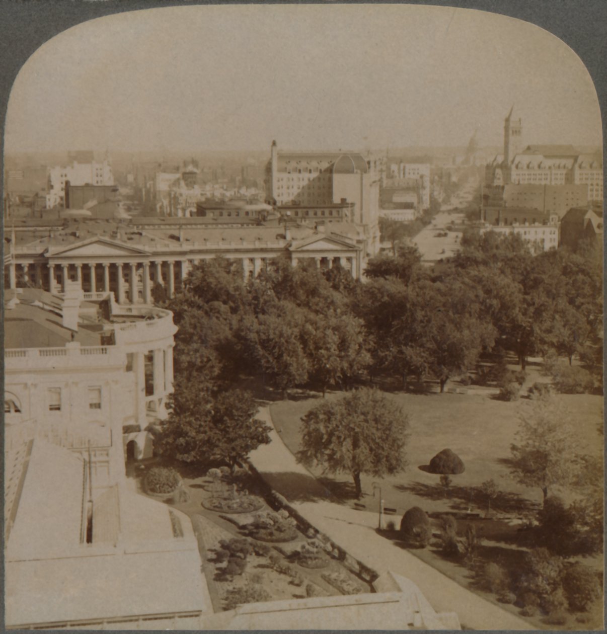 Fra Navy Department ... forbi Det Hvide Hus og Finansministeriet, til Capitol, Washington, U.S.A., 1902. af Underwood and Underwood