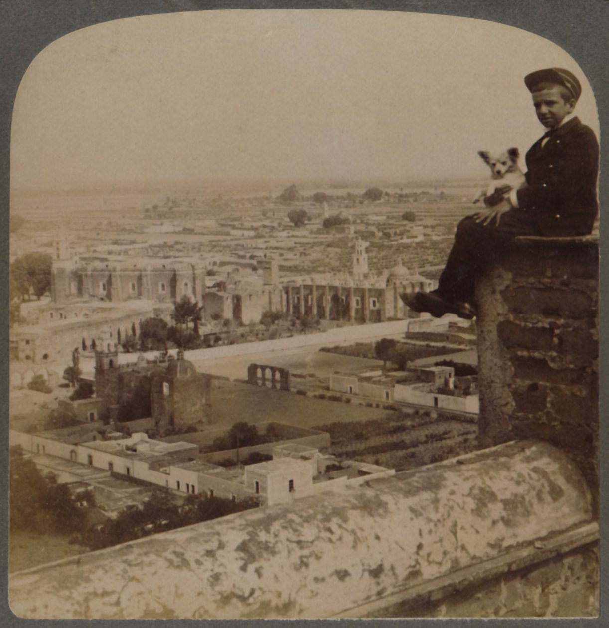 Fra San Francisco Cathedral, på den største aztekiske pyramide, med udsigt over Cholula, Mexico, 1901. af Underwood and Underwood