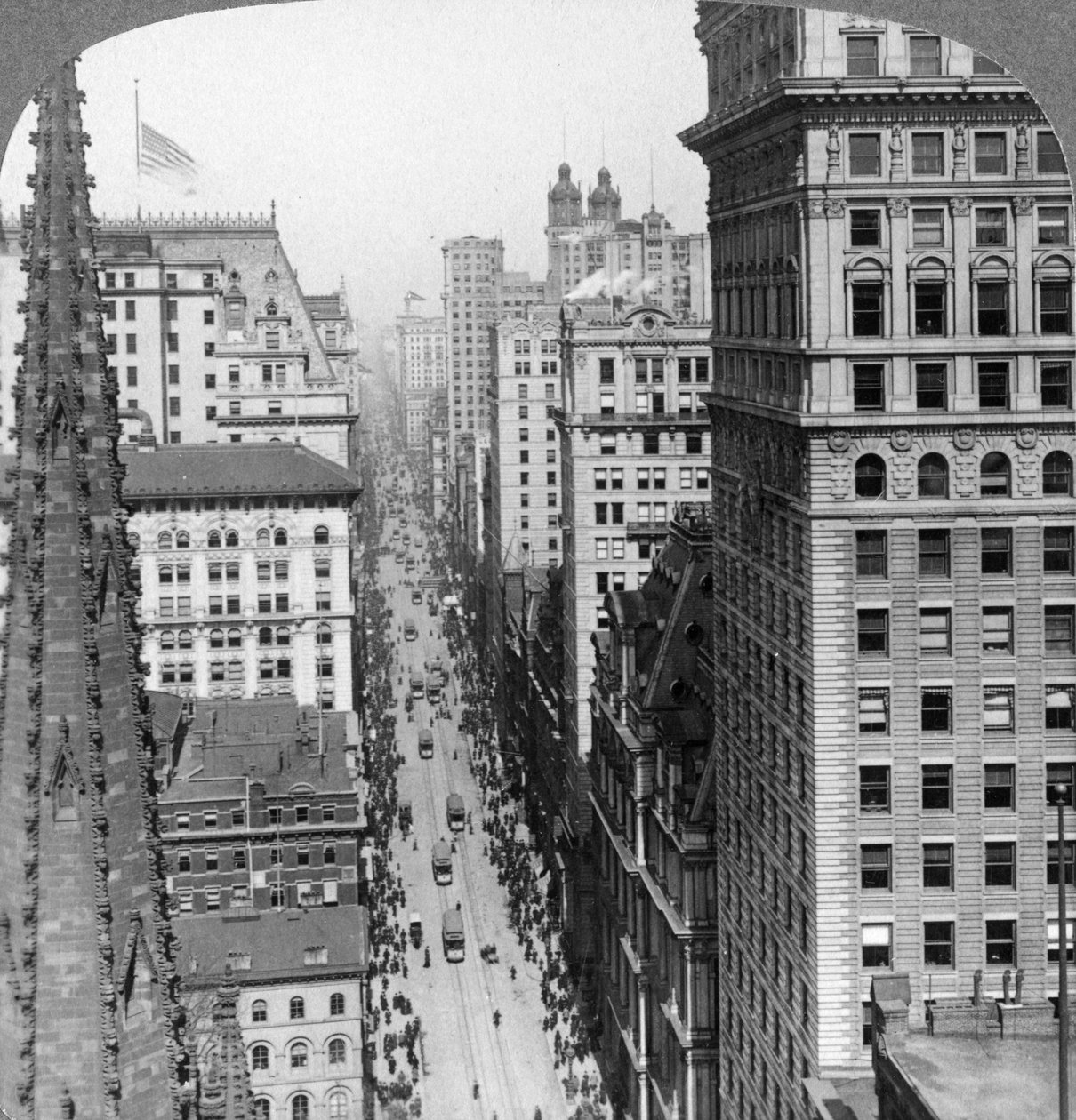 Fra Empire-bygningen forbi Trinity Church op ad Broadway, 1902 af Underwood and Underwood